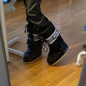 Moonboots - Säljer dessa nya skit  fina moonbootsen för att dom inte kommer till användning längre, använd typ 4 gånger köpta för 1,495 säljer för 700, priset kan diskuteras!!