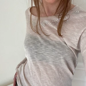 Vero mods tröja  - Så fin och lätt Vero Moda tröja. Sitter riktigt fint på! Den är så gott som i nyskick😻