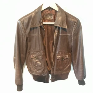 Brun läderjacka - Säljer denna supersnygga bruna läderjacka perfekt nu till våren. Den är vintage och i äkta läder!🤎🤎 Färgen är som på sista bilden i verkligheten, skriv för fler bilder💋