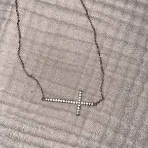 Kors halsband silver - Äkta silver! Behöver putsas men har ej putsfilt.