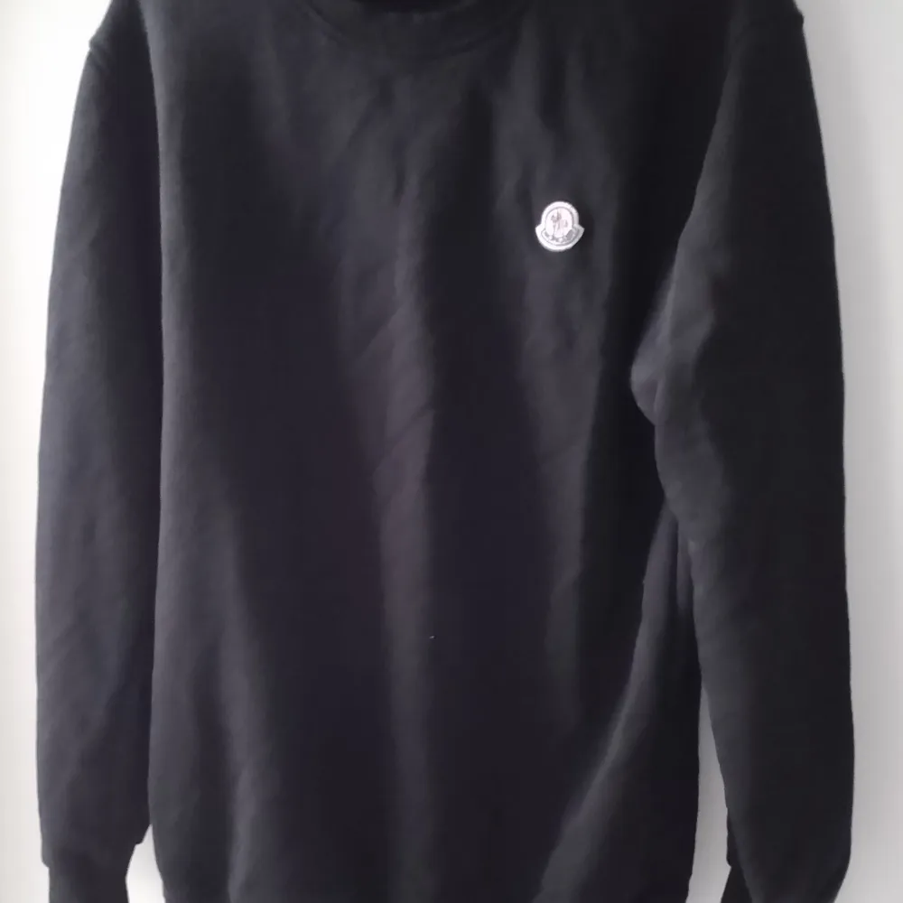 Äkta Moncler sweatshirt i storlek xxl ( är som en medium/Large ) färg svart,  Id nr 3801511FUT. Tröjor & Koftor.