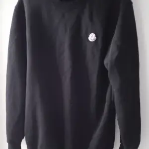 Äkta Moncler sweatshirt i storlek xxl ( är som en medium/Large ) färg svart,  Id nr 3801511FUT