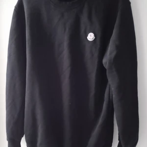 Moncler sweatshirt - Äkta Moncler sweatshirt i storlek xxl ( är som en medium/Large ) färg svart,  Id nr 3801511FUT