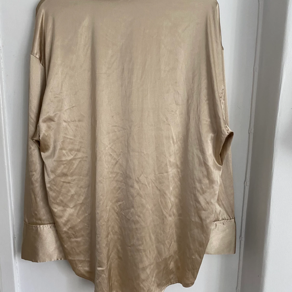 Beige satin skjorta - 90