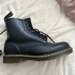Dr. Martens skor - Säljer ett par skor åt min bror då han köpte fel storlek. De är storlek 44 och oanvända