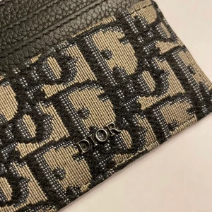 Dior plånbok : card holder - Säljer nu min nästab helt nya dior plånbok. Kvitto samt allt OG finns med. Priset är inte diskuterbart.