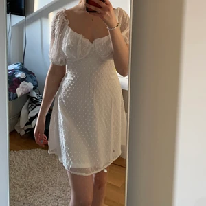 Studentklänning/skolavslutning (vit)  - Klänning köpt från Nelly (Missguided) Strlk 34. Oanvänd. 