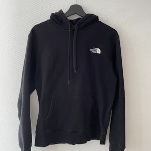 North Face hoodie - Herr Hoodie från North Face med tryck på ryggen. Storlek M, 400kr men pris kan diskuteras vid snabb affär!