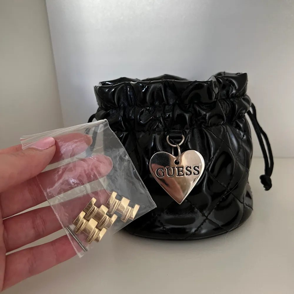 Säljer min Guess klocka som jag fick i present. Har aldrig använt den särskilt mycket så bestämt mig därför för att sälja. Klockan är guldig med fina strass detaljer. Kommit till användning endast 2-3 gånger så den är i mycket bra skick fortfarande, som ny skulle jag t.o.m. säga med inga repor osv.! Kommer med extra länkar så ni kan justera storleken själva samt denna söta lilla påsen att förvara klockan i. Kan mötas upp i centrala Stockholm eller frakta, men då står köparen själv för frakten💓. Asusteet.