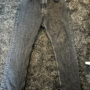Weekday svart gråa jeans - Weekday jeans. Storleken är 31/28 men i längden sitter dom som 30 och midjan 30 så jag skulle säga att storleken är 30/30. Dom är aldrig använda eftersom midjan är för stor för mig.