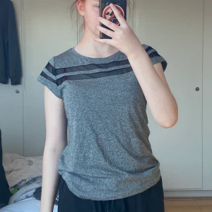 H&M, grå, T-shirt - Grå t-shirt med två genomskinliga sträck uppe, H&M, bekväm