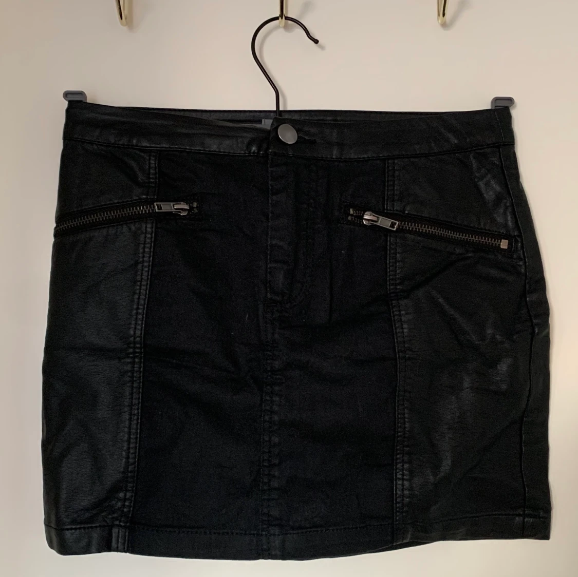 Svart kort kjol, strl 34