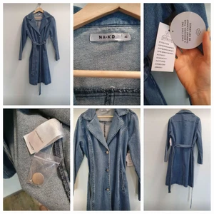 Helt ny NA-KD jeanskappa med knytskärp - Säljer en superfin jeanskappa helt ny med lapparna kvar ifrån NA-KD.  Storlek 40/medium men uppfattar storleken som något större än normalt så den passar även dig som bär 42/44/L.  Kappan är i trenchcoatmodell, stängs med knappar, har två ytterfickor samt avtagbart knytband i midjan.  Beställde den på nätet, jag gick ner i vikt och just därför säljer jag den då den är för stor för mig nu.  Jeanskappan är perfekt nu i vår men även till sommar och höst.  Nypris 599kr.  Årsta Stockholms län