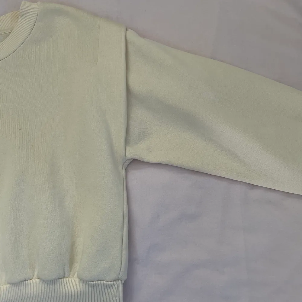 Sweatshirt från ginatricot med coola detaljer på axlarna . Tröjor & Koftor.