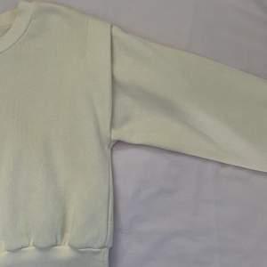 Sweatshirt från ginatricot med coola detaljer på axlarna 