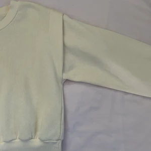 Ginatricot sweatshirt - Sweatshirt från ginatricot med coola detaljer på axlarna 