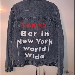 Ny Jeans Jacka - En riktigt fin jeans jacka från New Yorker i nyskick. Har inte använt den eftersom den inte passar med resten av mina kläder så vill gärna bli av med den :) Nypris: 400kr