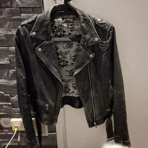 JOFAMA läder skinn jacka  - Grymt välbevarad och felfri svart jacka med lite kedjor på framsidan och nitar på baksidan. Av märket Jofama som är ett känt och etablerat märke i branschen. Storlek 38. 