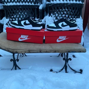 Nike Dunk Low Panda 41 & 42 - OBS har 3 par i storlekarna 41, 41 och 42. Hej, säljer 3 par låga dunks i färgen Panda storlek EU 41 42 / US 8 8,5. Helt nya och oanvända i sin låda med tillbehör samt kvitto. Perfekt nu inför våren med ett par nya och fräscha sneakers på uteserveringen! Möts upp eller skickas dubbelboxad mot fraktkostnad. Har inte bråttom med att sälja men prutmån finns vid smidig affär. Väl mött!