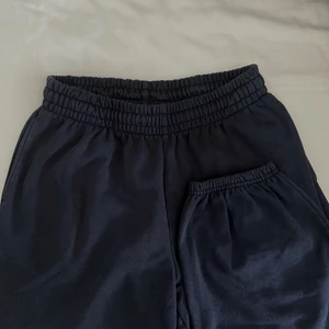 Mjukisbyxor  - Mjukisbyxor från weekday i mörkblå! Finns inte att köpa längre 