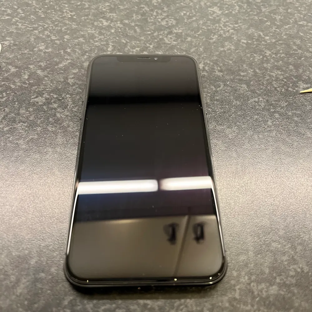 Hej, säljer min iphone x då jag köpt en ny. Den är använd så den har repor osv men den fungerar hur bra som helst. Den har ingen spricka i skärmglaset, dock är skärmen som man kan se på bild 3 skadad så på skärmen syns den där lilla svarta fläcken. Men inget som är störande. Man kan även få med ett helt oanvändt skal med svart marmor från Ideal of Sweden som kostade 399 kr. Köparen står för frakt & swishar på swish innan jag postar. 🥰. Muu.