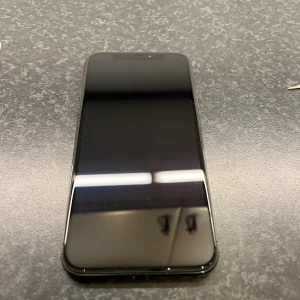 Iphone X - Hej, säljer min iphone x då jag köpt en ny. Den är använd så den har repor osv men den fungerar hur bra som helst. Den har ingen spricka i skärmglaset, dock är skärmen som man kan se på bild 3 skadad så på skärmen syns den där lilla svarta fläcken. Men inget som är störande. Man kan även få med ett helt oanvändt skal med svart marmor från Ideal of Sweden som kostade 399 kr. Köparen står för frakt & swishar på swish innan jag postar. 🥰