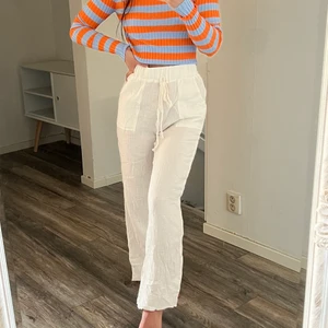 Byxor storlek XS - Vita raka bomullsbyxor som liknar linnebyxor i storlek XS, passar längd 160-163 som referens! Sitter jättefint på och är underbart sköna nu till sommaren! 🤍☀️ aldrig använda och i superfint skick, inga defekter eller andra anmärkningar! Köparen står för frakten som tillkommer på 66kr spårbart, annars finns dom att hämtas i Göteborg! 