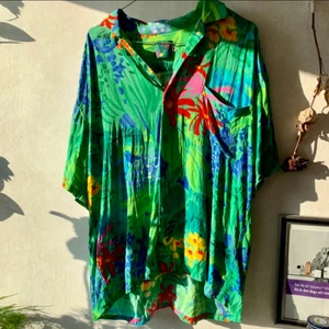 Färgglad grön kortärmad skjorta  - Färgglad abstrakt blommig skjorta, troligen från 80-talet. 