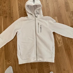 Vit Sail racing hoodie med dragkedja - Fin vit Sail Racing hoodie till salu endast 450 kr, nypris 900. Vid intresse är det bara att höra av er och priset kan även diskuteras. Kan mötas upp i Trollhättan eller även frakta, frakten står jag för i så fall🙂