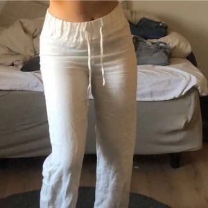 Linnebyxor - Säljer mina älskade linnebyxor från Adsgn då dom blivit försmå:/ Jag är ca 165 cm och byxorna är i storleken S😀 Skriv privat vid frågor! Buda från 250kr eller köp direkt för 850kr, köparen står för frakt! 