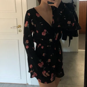 Blommig Playsuit  - En super söt playsuit med en söt liten öppning vid ryggen😊 playsuiten är långärmad med vida detaljer vid lutet av armen. Använd få gånger så är så gott som ny i skicket. St 36
