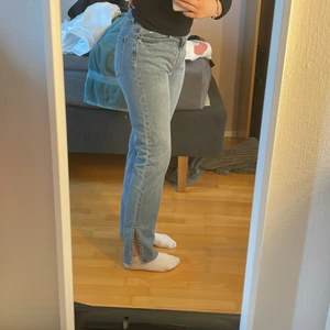 Jeans  - Ett par blåa jeans med öppningar längst ner:) köpta för 250 säljer för 170, skriv för mer information!