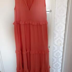 Nyköpt orange klänning i storlek S för 200 kr