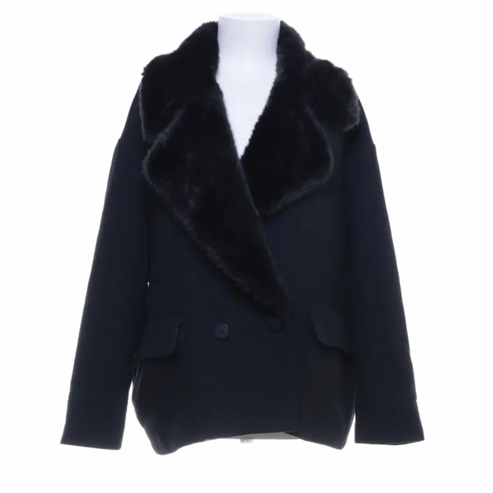 Säljer en svart trendig kappa från zara💓passar storlek s-m💞köp direkt för 400. Jackor.