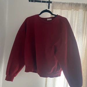 Sweatshirt - Bra skick, svin skön, passar S för bra oversized. Men passar M för bästa oversized, men sitter bra på L. Är en medium