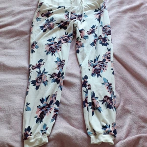 Mjukis byxor från cubus - Säljer ett par mjukisbyxor från cubus i strl L. Fick dom i julklapp å använde dom 2 gånger men dom va tyvärr för korta för mig (e 174cm). Dom har en liten fläck på låret men inget man tänker på 