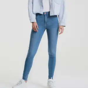Ett år ljusblåa jeans från Gina tricot i modellen molly. Använda ett fåtal gånger så i bra skick. Frakt tillkommer, men pris kan diskuteras! 👍🏻