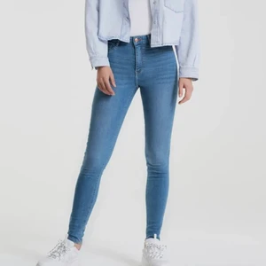 Gina tricot molly jeans - Ett år ljusblåa jeans från Gina tricot i modellen molly. Använda ett fåtal gånger så i bra skick. Frakt tillkommer, men pris kan diskuteras! 👍🏻