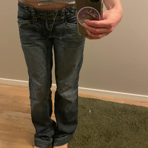 jeans - lågmidjade jeans från mogul med unika detaljer, storlek 28. passar mig som brukar ha storlek 37. 79 cm innebensläng och och 85 kring midjan ungefär