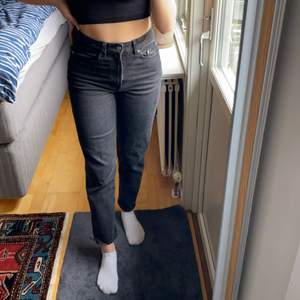 Säljer dessa svarta jeans från Weekday i modellen Lash. i storlek 27/30. Tyvärr lite korta på mig som är 170 cm. Inte använda alls mycket. 