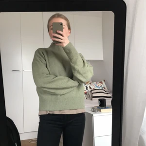 Stickad tröja Stories - Ljusgrön stickad tröja från &OtherStoreis. Storlek xs.