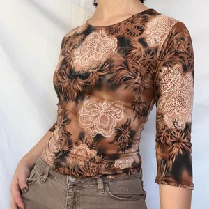 Trekvarts earthtone tröja  - Söt topp i olika bruna och beige nyanser. Passar verkligen med allt och perfekt nu för våren! Visas på en s men uppskattas även passa en mindre m då den är väldigt stretchig. Köpare står för 51kr spårbar frakt. Plagget är i gott defetfritt skick. 