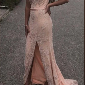 Klänning  - Säljer denna fina fest/balklänning, använd 1 gånger, säljer pga den kommer inte till så mycket andvänsing. Den sitter super fint på, och ser ut som ny.          Storlek 34-36, PRIS KAN DISKUTERAS VID SNABBKÖP❤️