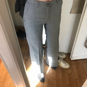 Vintage hundtandsmönstrad utsvängd byxa - Vintage byxa som tyvärr inte passar mig i storlek. Hellånga, lite utavängda med pressveck. 
