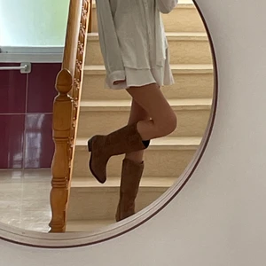 Boots - Säljer mina sjukt snygga boots i brun mocka. Köpta för 1099kr, använda fåtal gånger. 