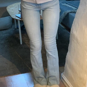  Ljusblåa jeans, strl S - Säljer ett ett par favorit jeans nu, men har tyvärr växt ur dom! Ser ut som nya och har använt skonsamt! Det är lätt bootcut och passar till allt🌟 Nypris 500kr