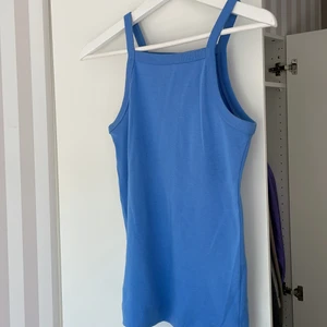 Tanktop Arket - Blå tanktob/ribbat linne från Arket i storlek s. Jätteskönt material och tjockt så man kan enkelt gå utan BH! Säljer pga kommer ej till användning, köpte förra sommaren och har använt endast en gång. 