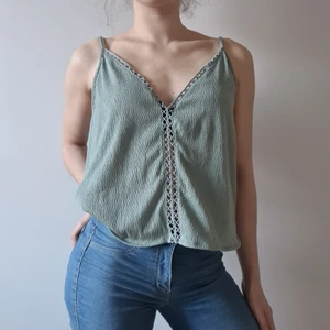 Supersöt topp linne salvia, från H&M, stl. S - Supersöt topp, linne ifrån H&M, lite kräppat tyg med justerbara axelband. Sitter ihop med fast snörning framtill. Färg: savlia eller svagt blågrön.