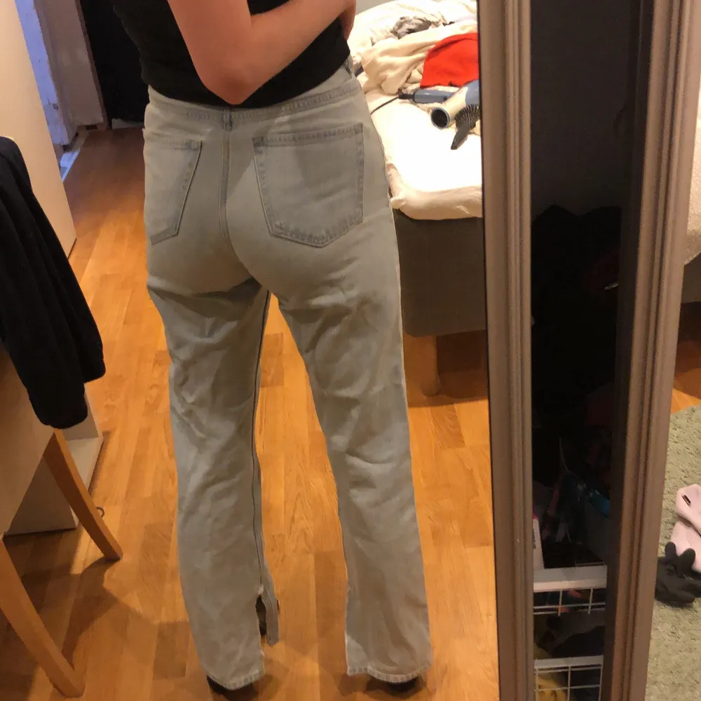 Ljusa jeans från weekday. Raka jeans med en liten slits på sluten av byxan. I storlek 28. . Jeans & Byxor.