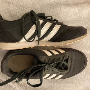 Adidas skor - Säljer nu dessa adidas skor i st 36 och bra skick. Dem är använda ett par gånger men har inga större skador utan bara att det har lossnat lite på vänster sko där fram. Dessa skor passar perfekt för sommaren💗